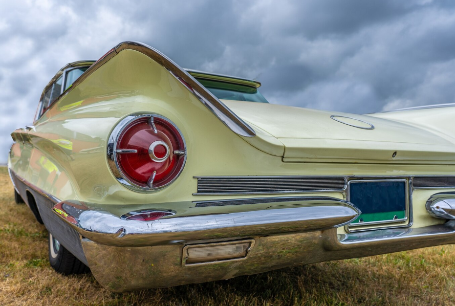 Comparativa: La evolución del coche clásico en Europa vs. EE. UU.